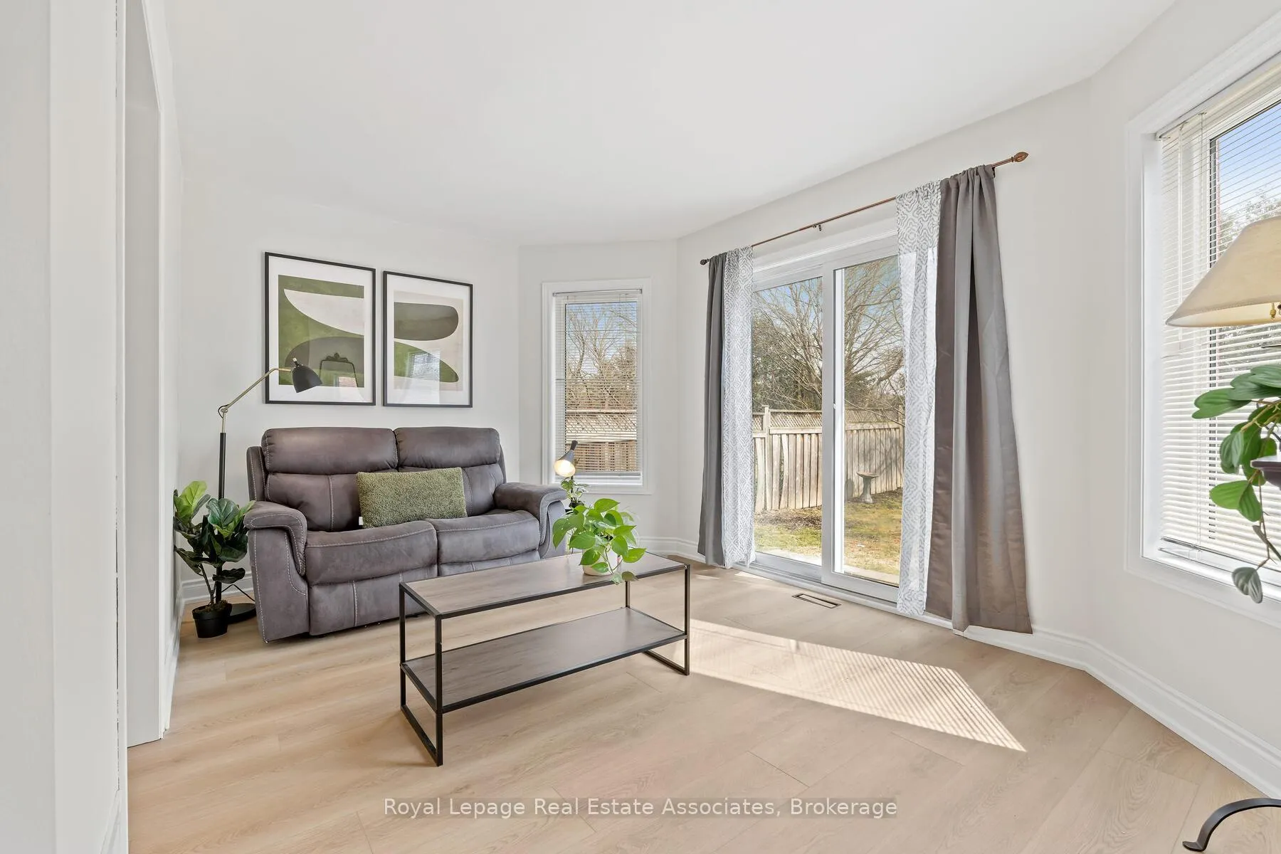 Photo 10 of 80 Lauchlin Crescent, Halton Hills, Georgetown — HOMEH