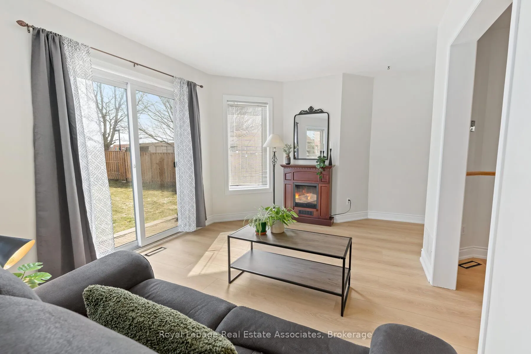 Photo 11 of 80 Lauchlin Crescent, Halton Hills, Georgetown — HOMEH
