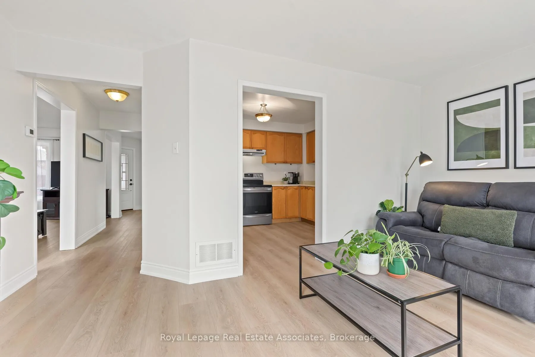 Photo 12 of 80 Lauchlin Crescent, Halton Hills, Georgetown — HOMEH