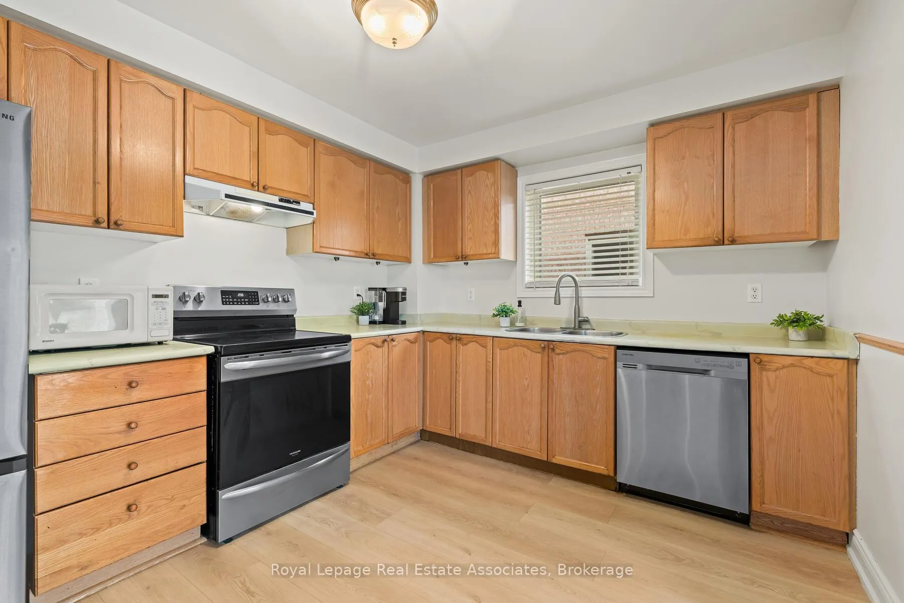 Photo 15 of 80 Lauchlin Crescent, Halton Hills, Georgetown — HOMEH