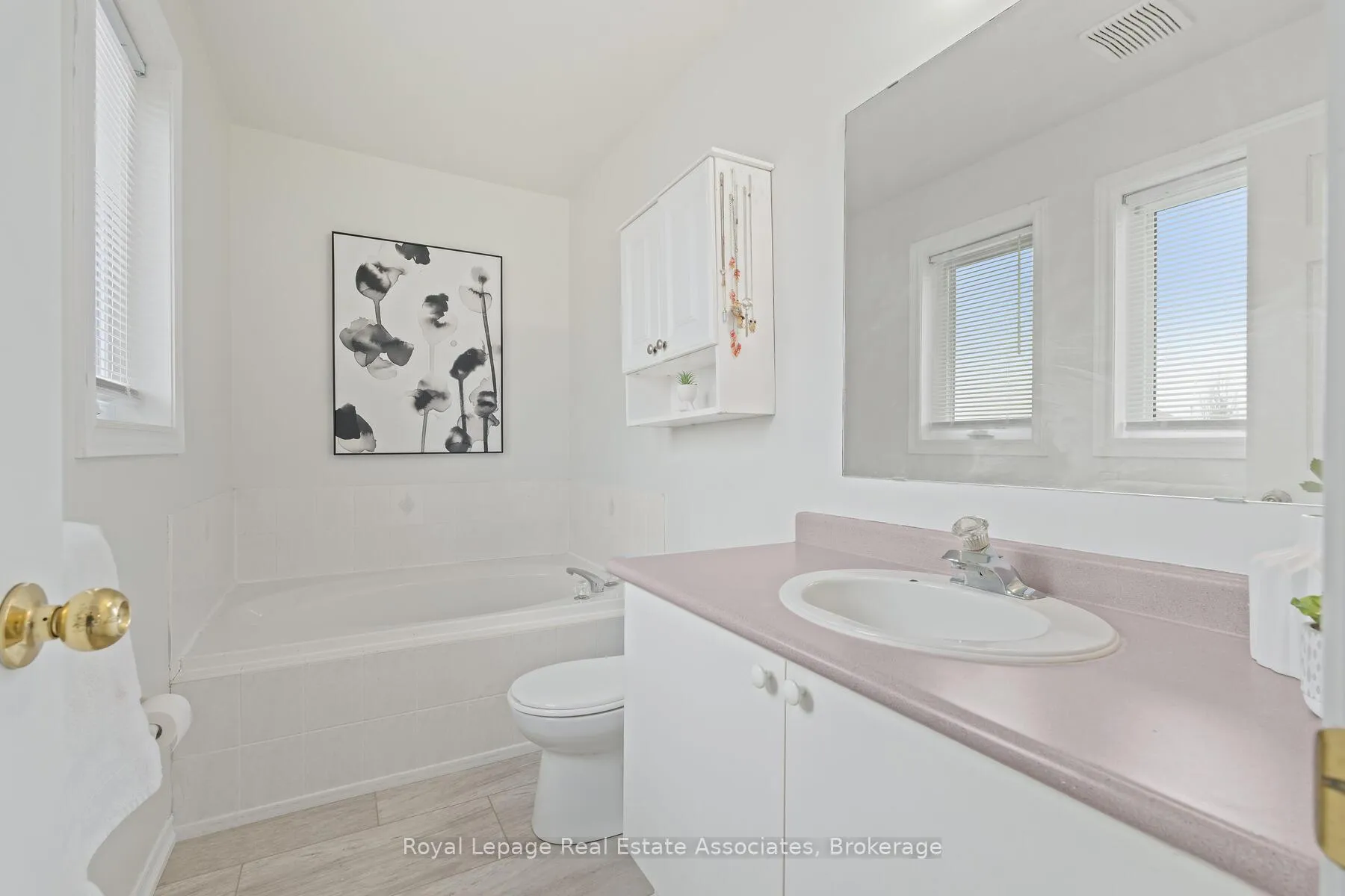 Photo 21 of 80 Lauchlin Crescent, Halton Hills, Georgetown — HOMEH