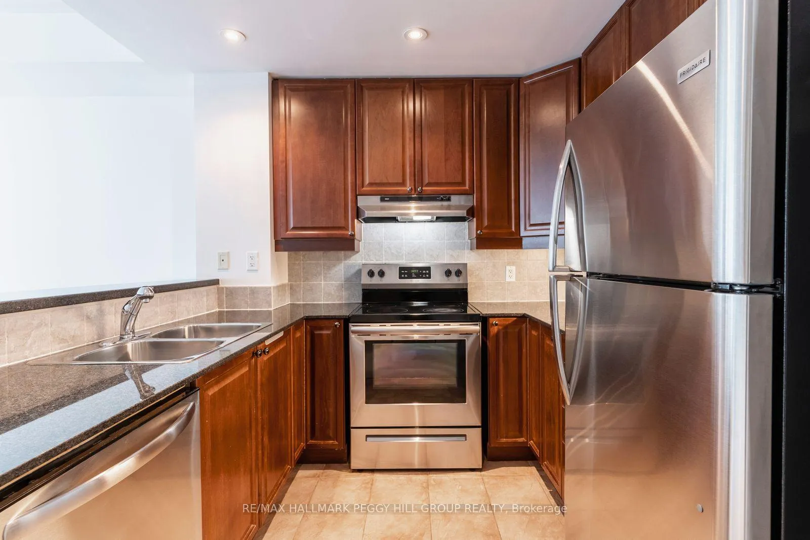 Photo 4 of Unit 1005, 6 Toronto Street, Barrie, City Centre — HOMEH