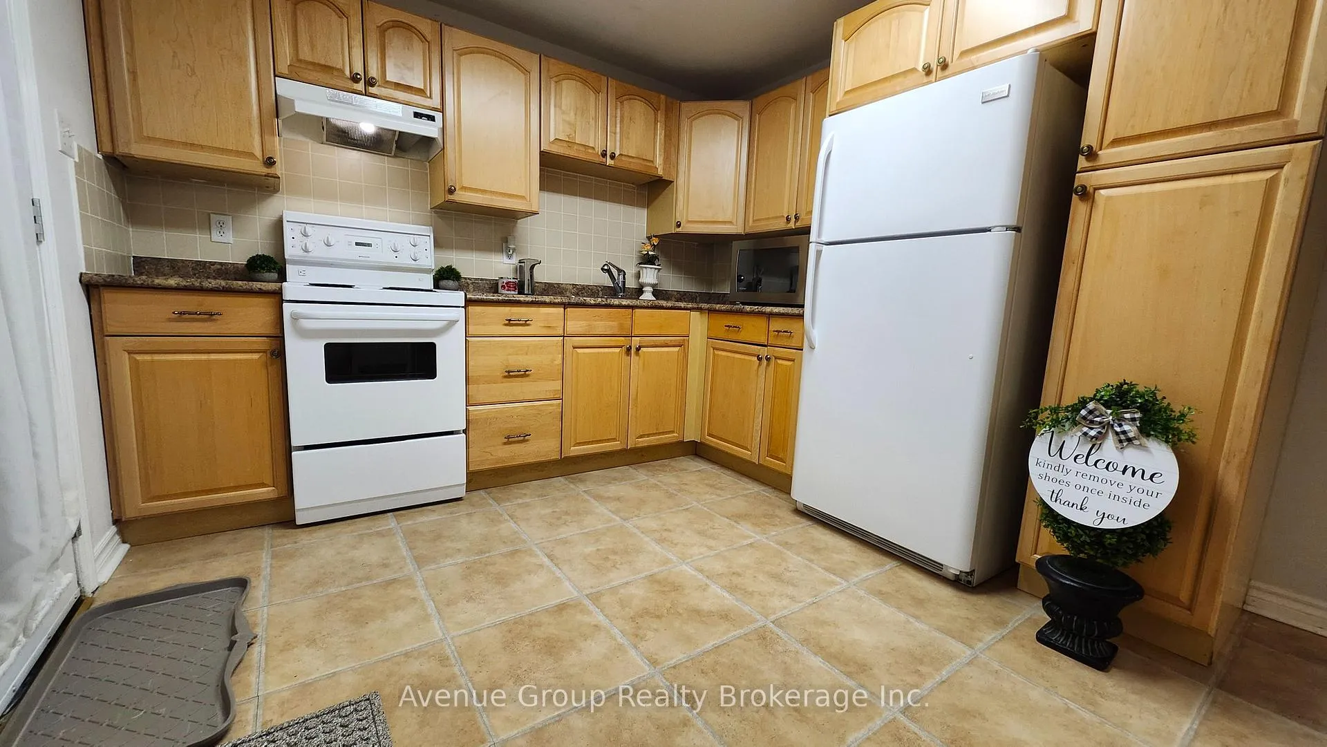 Photo 7 of Unit Lower, 124 Brown Wood Drive, Barrie, Little Lake — HOMEH