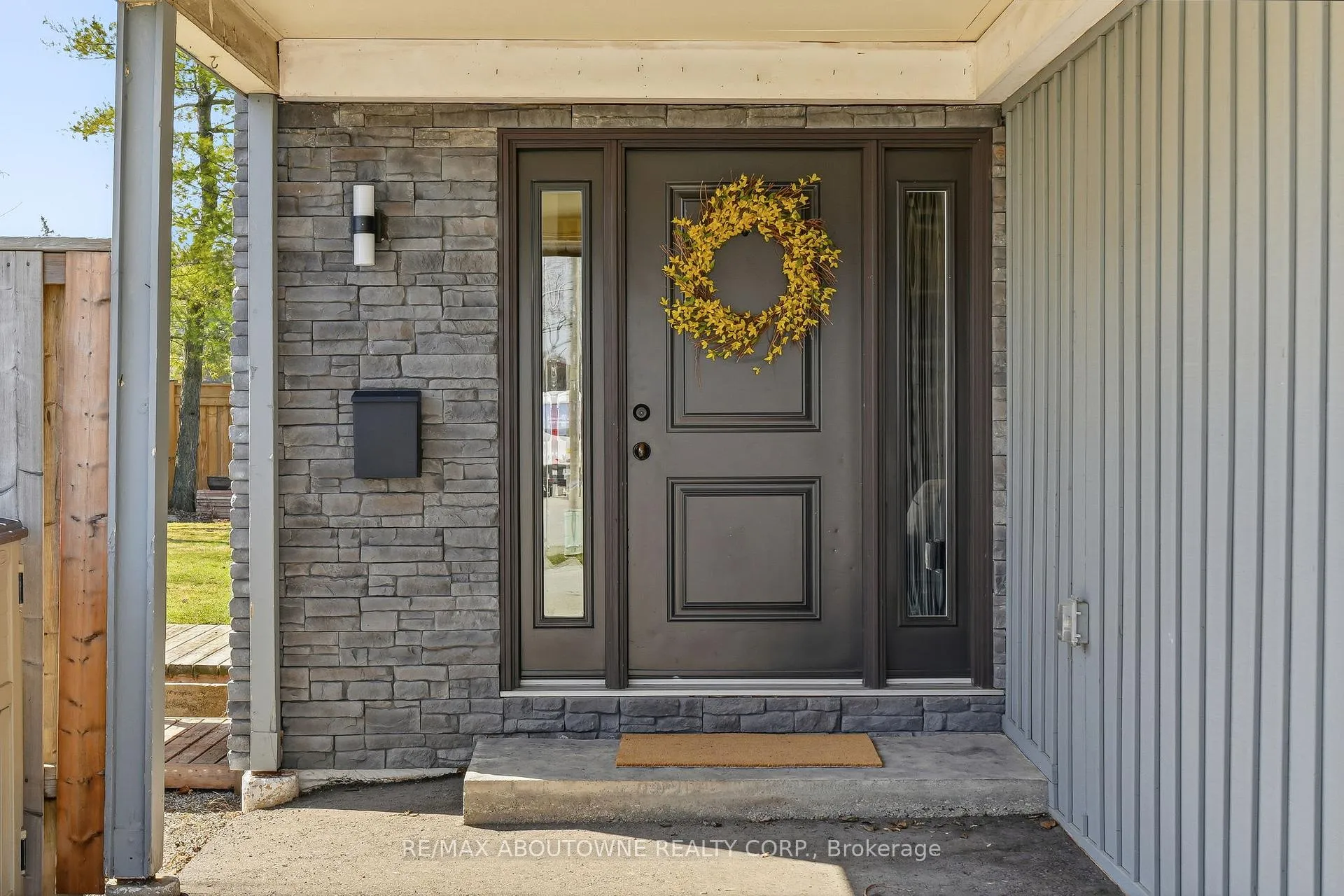 Photo 3 of 616 Kilbirnie Place, Burlington, Shoreacres — HOMEH