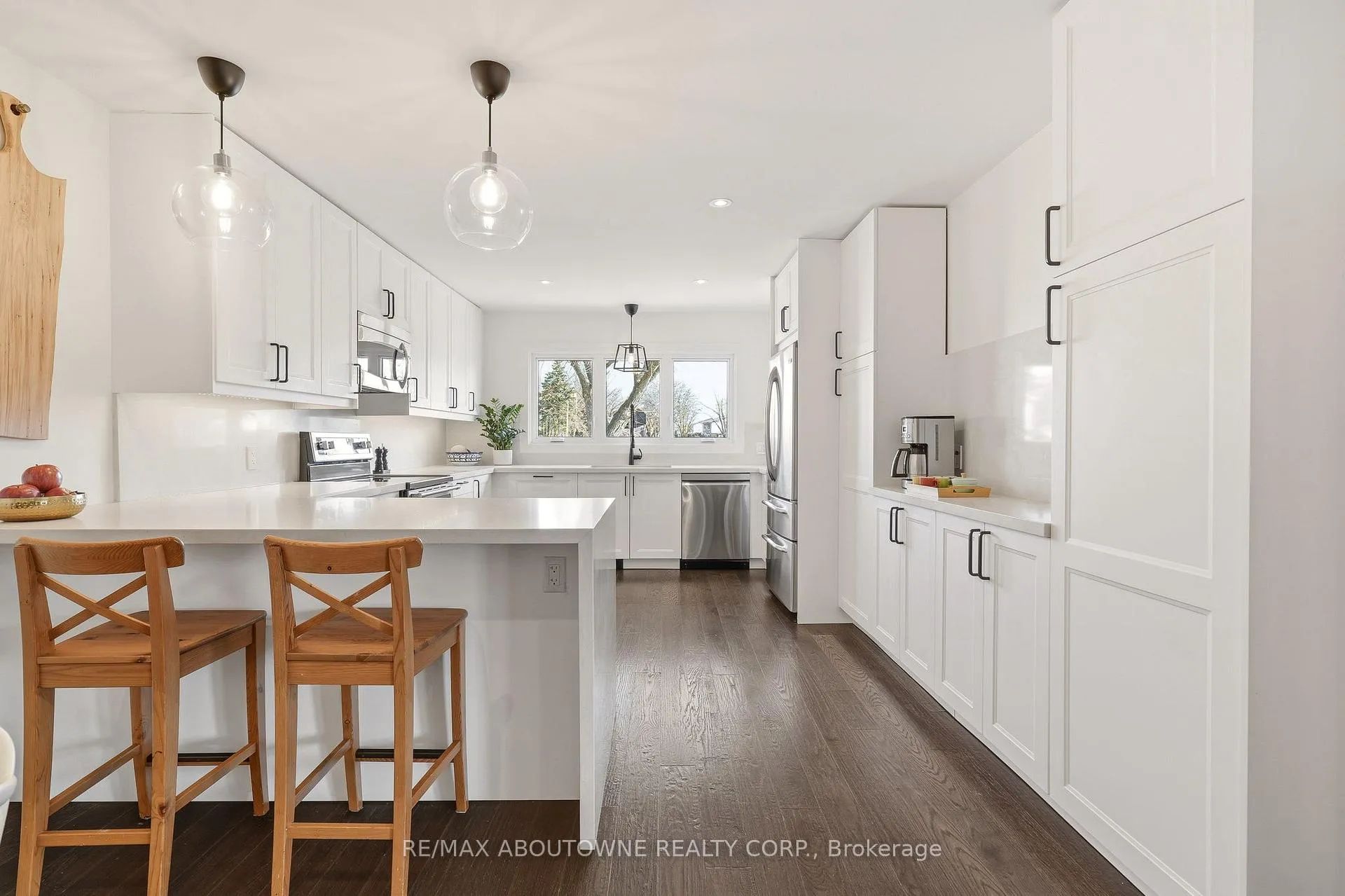 Photo 4 of 616 Kilbirnie Place, Burlington, Shoreacres — HOMEH