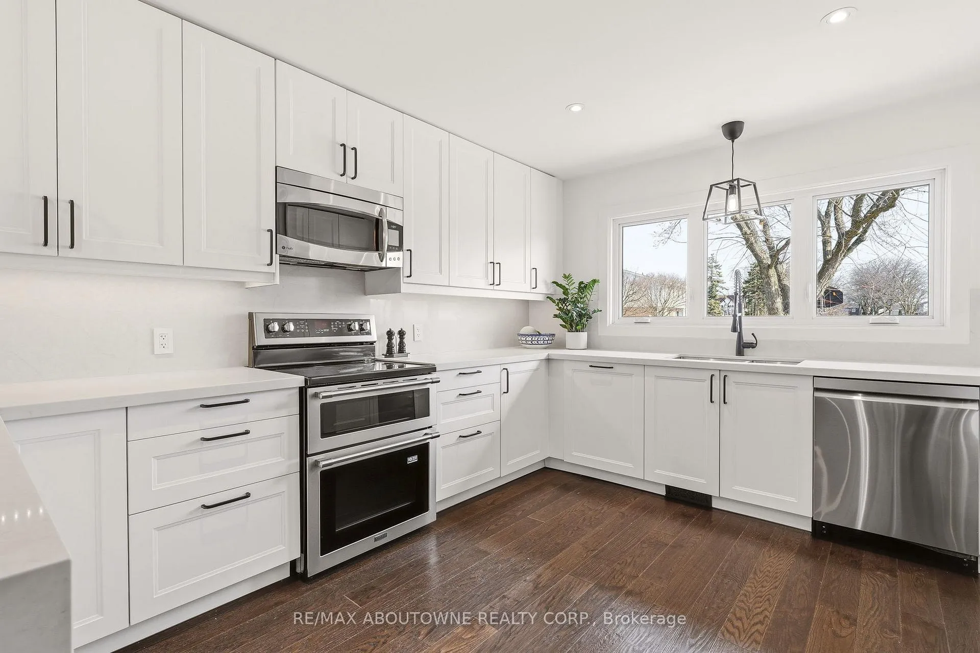 Photo 5 of 616 Kilbirnie Place, Burlington, Shoreacres — HOMEH