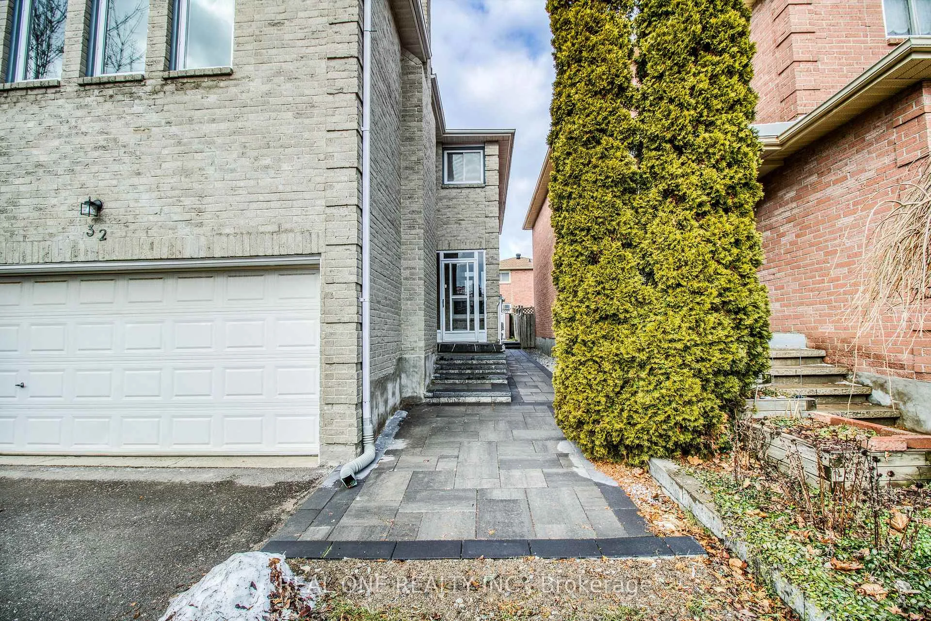 Photo 3 of 32 Charlton Avenue, Vaughan, Brownridge — HOMEH