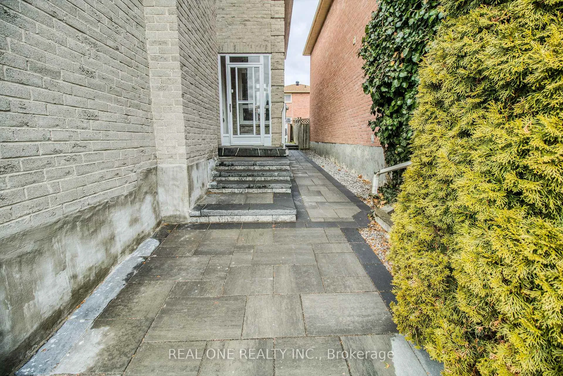 Photo 4 of 32 Charlton Avenue, Vaughan, Brownridge — HOMEH