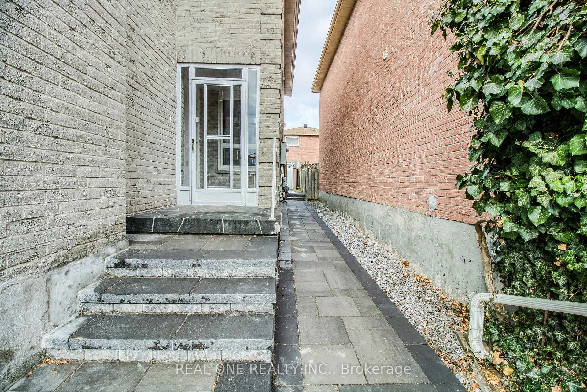 Photo 5 of 32 Charlton Avenue, Vaughan, Brownridge — HOMEH