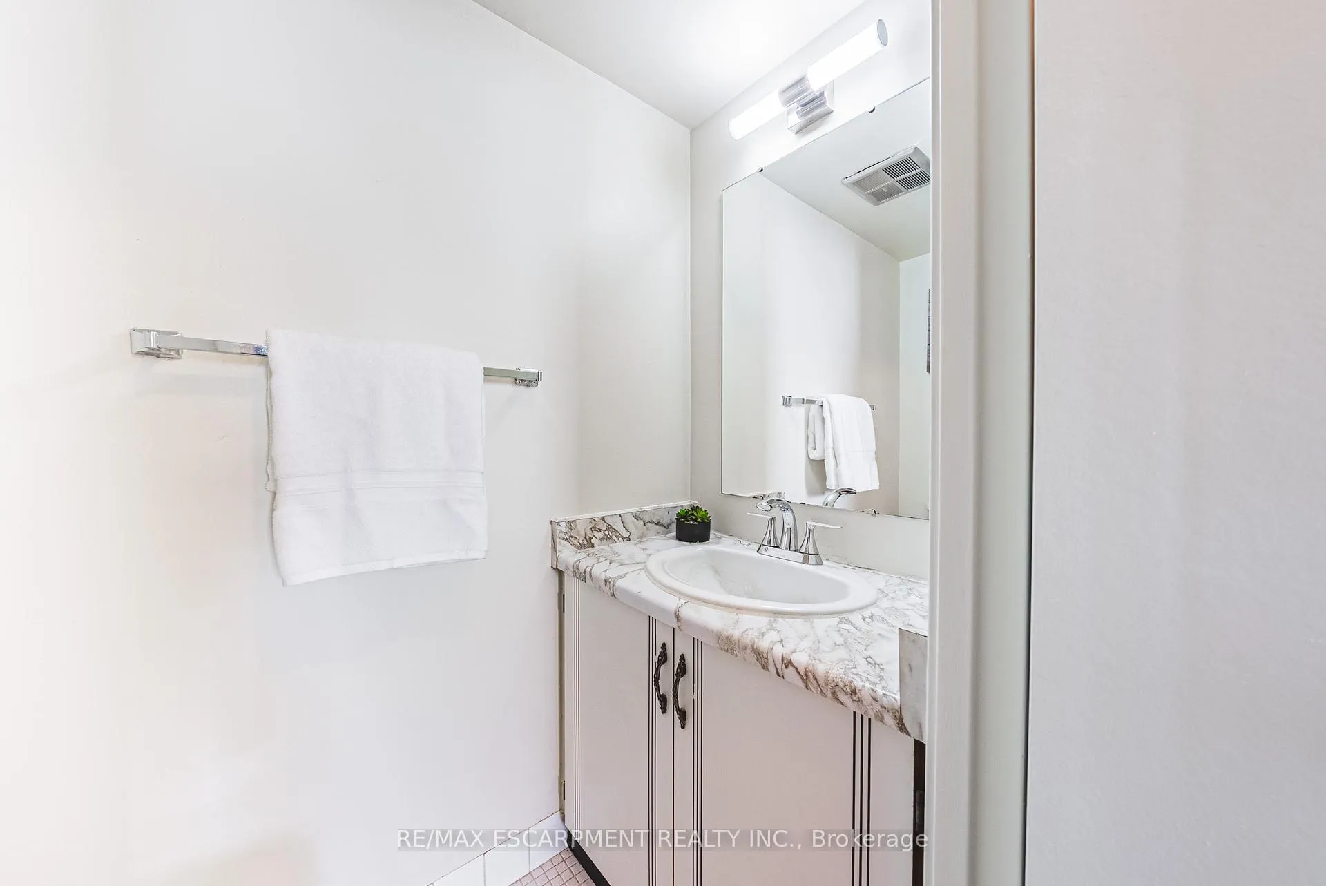 Photo 4 of Unit 1206, 2055 Upper Middle Road, Burlington, Brant Hills — HOMEH