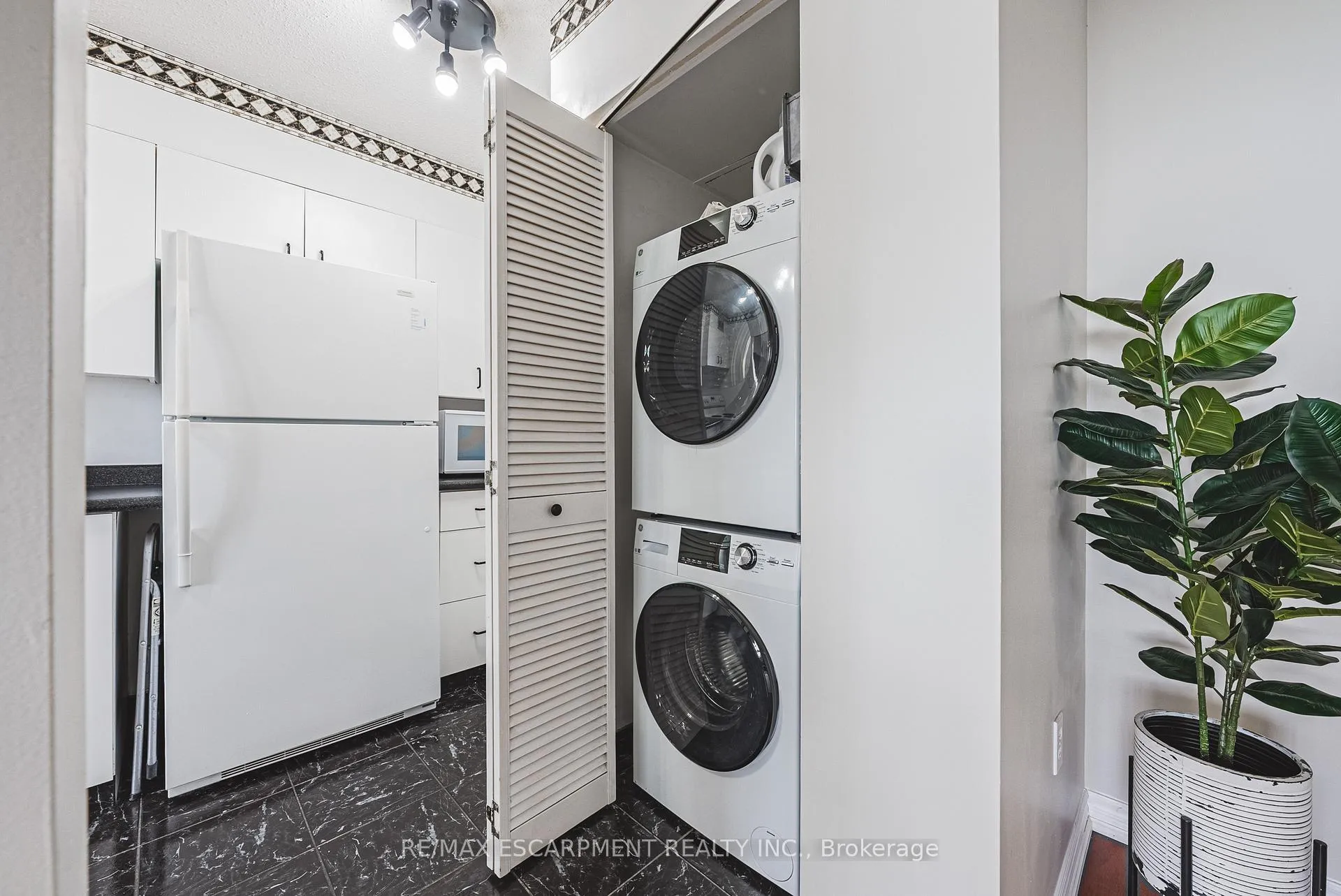Photo 11 of Unit 1206, 2055 Upper Middle Road, Burlington, Brant Hills — HOMEH