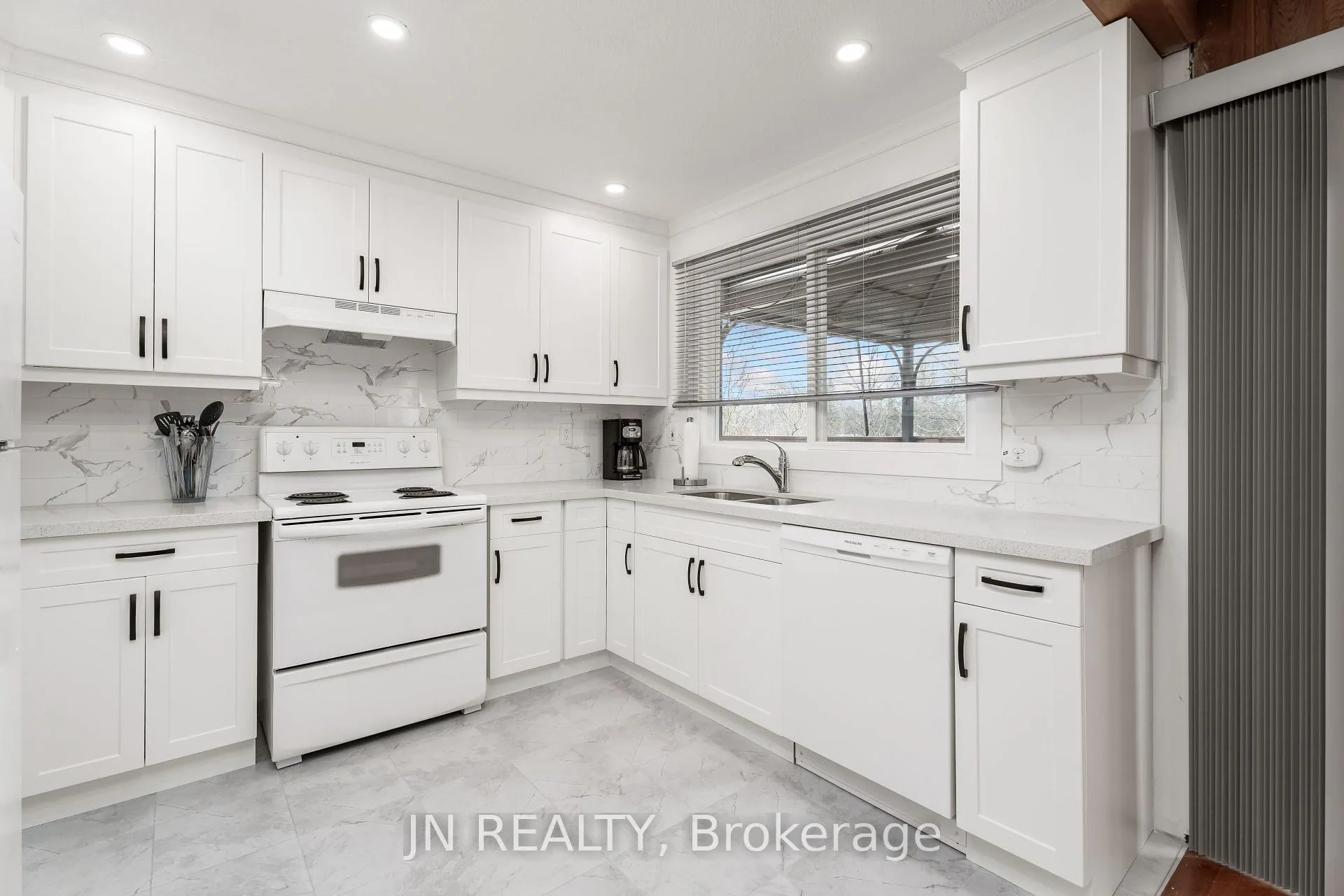 Photo 9 of 322 Oxbow Park Drive, Wasaga Beach — HOMEH