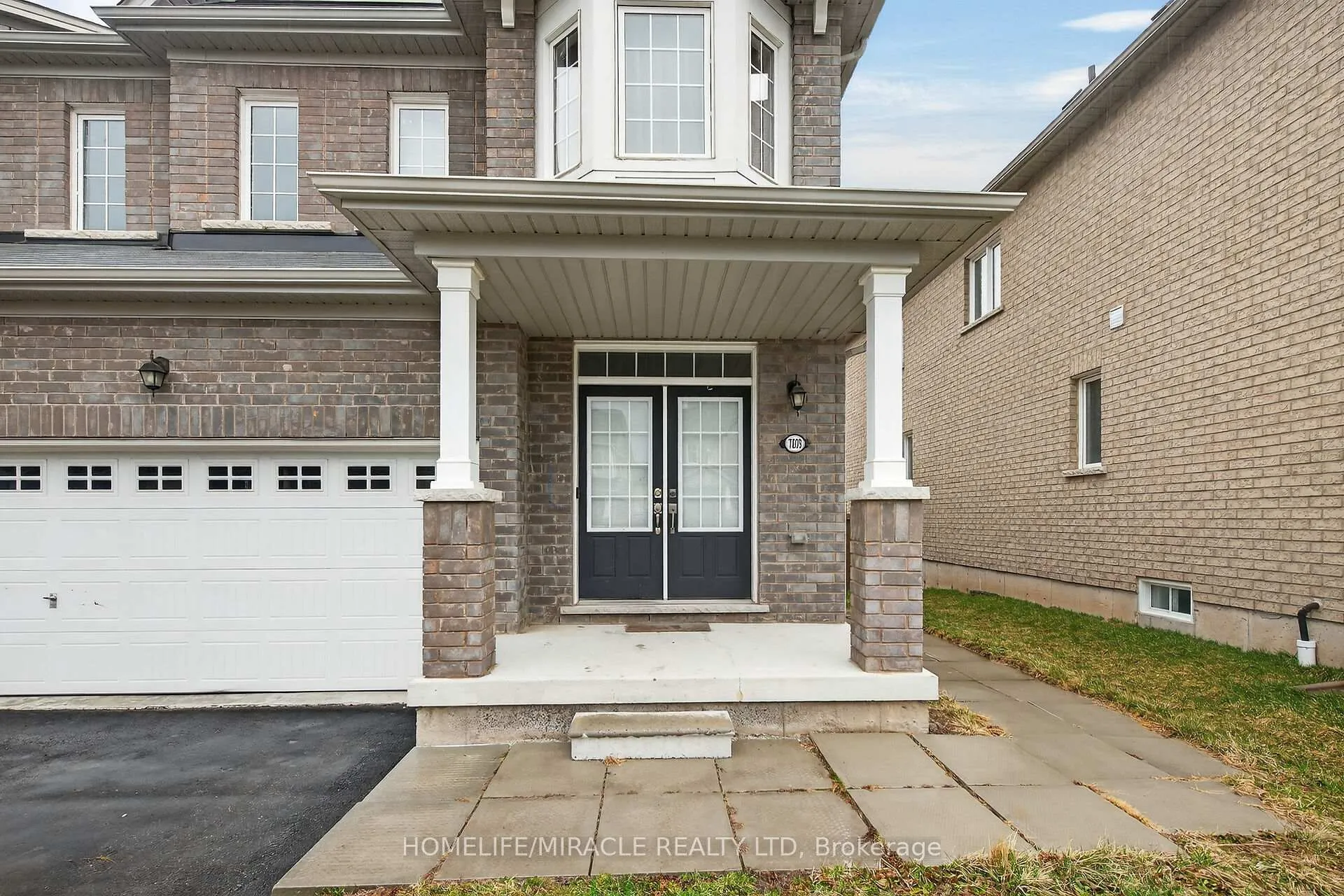 Photo 2 of 7809 Hackberry Trail, Niagara Falls, Brown — HOMEH