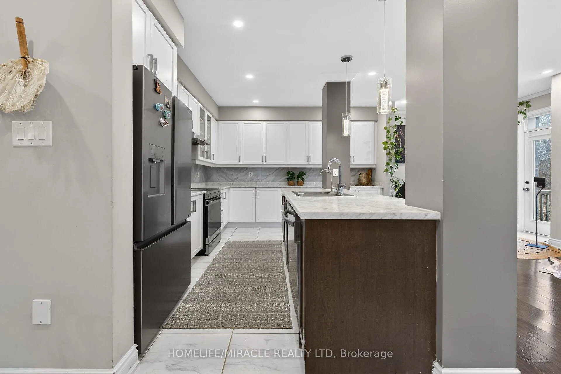Photo 8 of 7809 Hackberry Trail, Niagara Falls, Brown — HOMEH