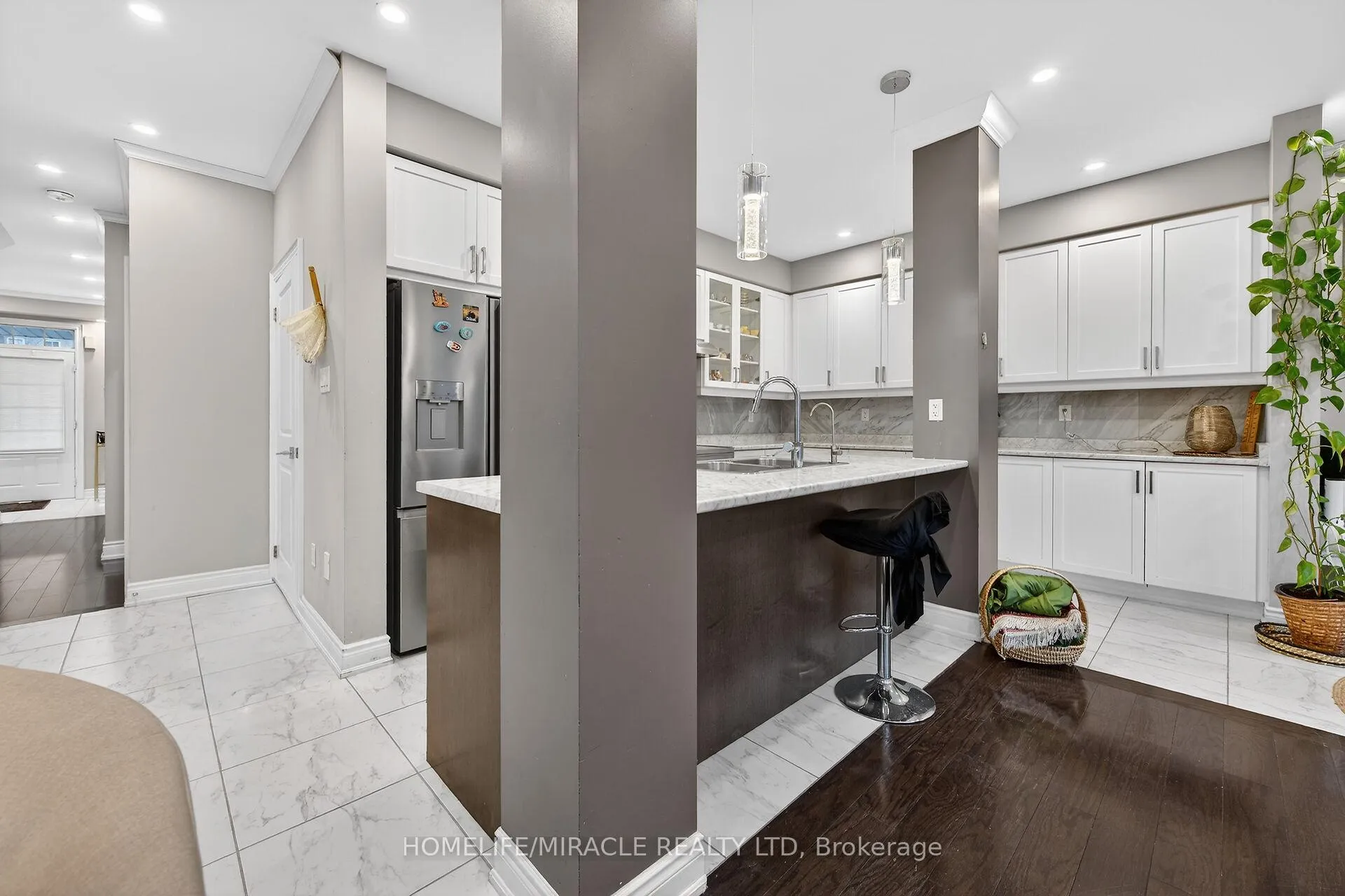 Photo 9 of 7809 Hackberry Trail, Niagara Falls, Brown — HOMEH