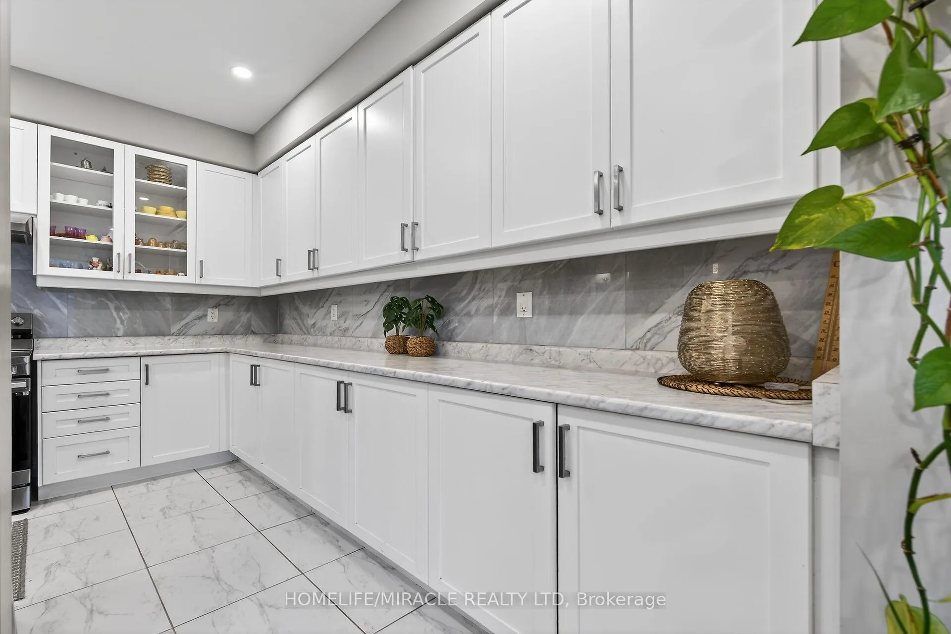 Photo 11 of 7809 Hackberry Trail, Niagara Falls, Brown — HOMEH