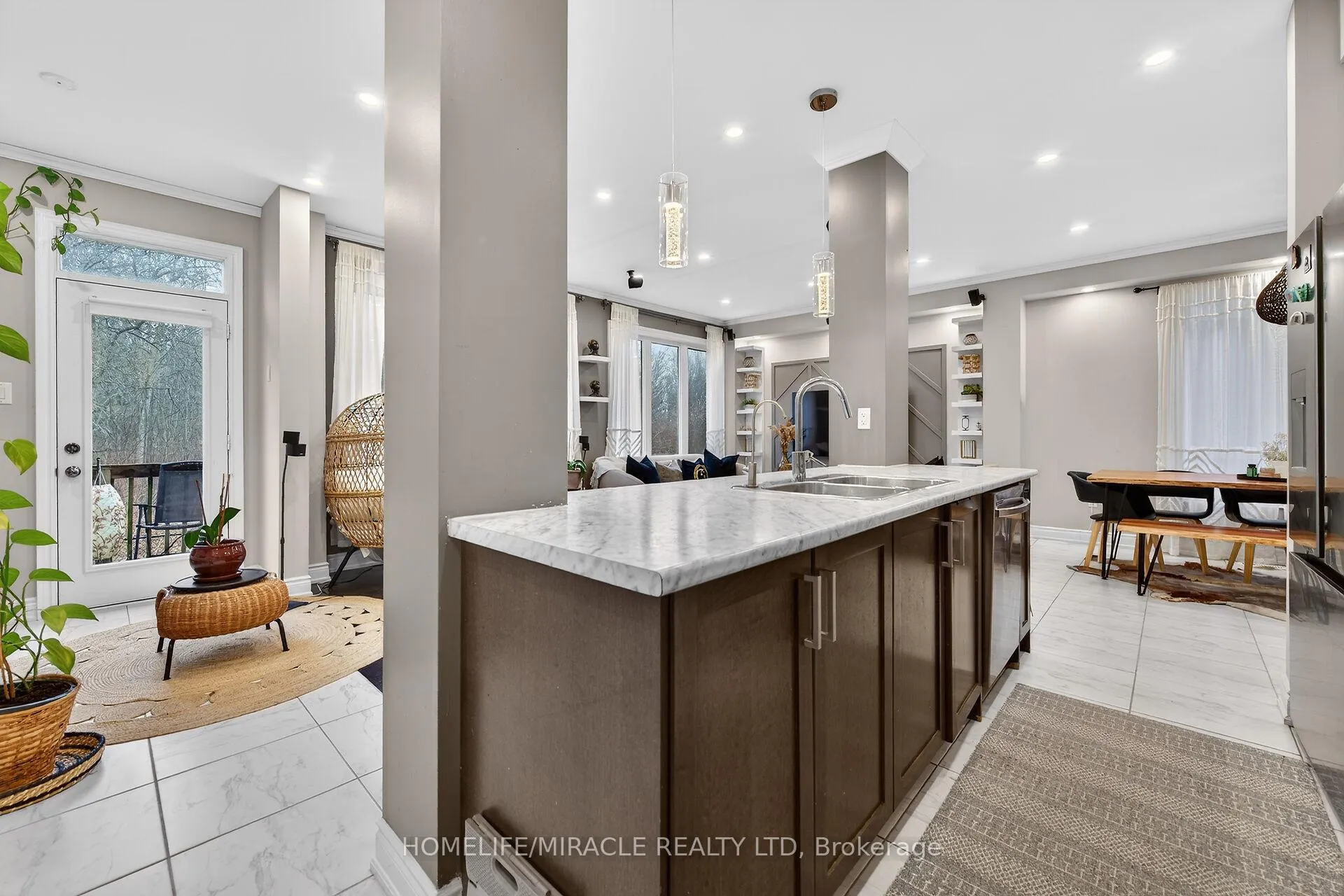 Photo 13 of 7809 Hackberry Trail, Niagara Falls, Brown — HOMEH