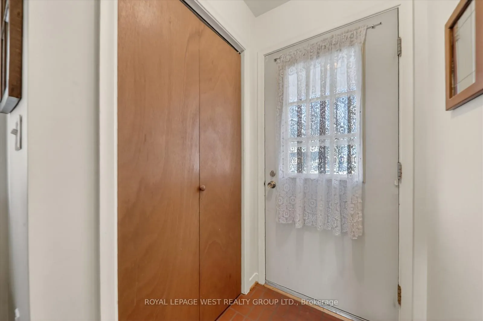 Photo 4 of 35 Roxaline Street, Etobicoke, Humber Heights — HOMEH