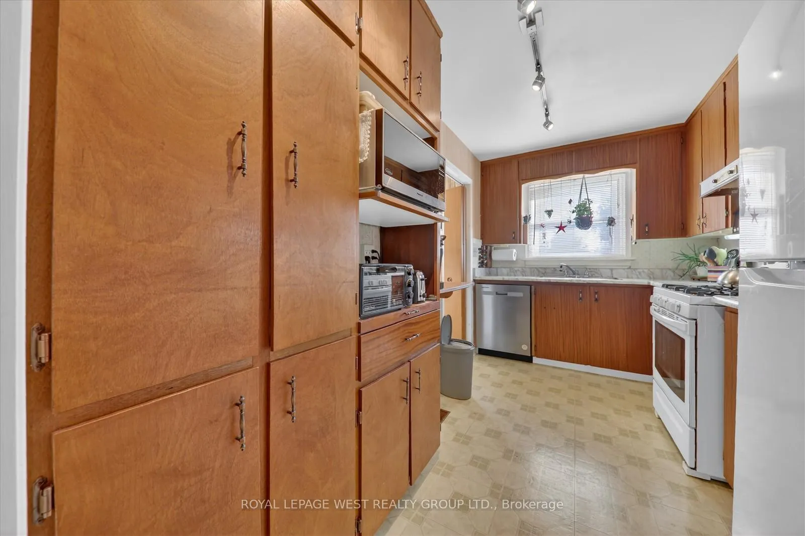 Photo 6 of 35 Roxaline Street, Etobicoke, Humber Heights — HOMEH