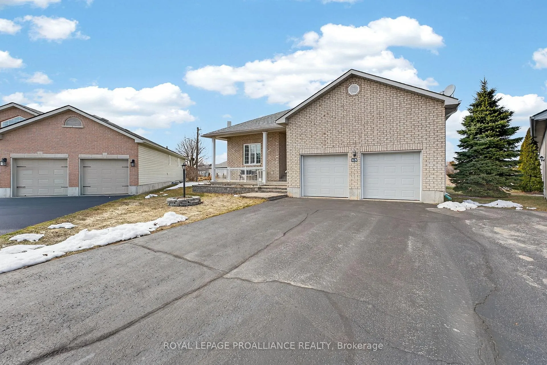 Photo 2 of 45 Maplehurst Crescent, Prince Edward County, Wellington Ward — HOMEH