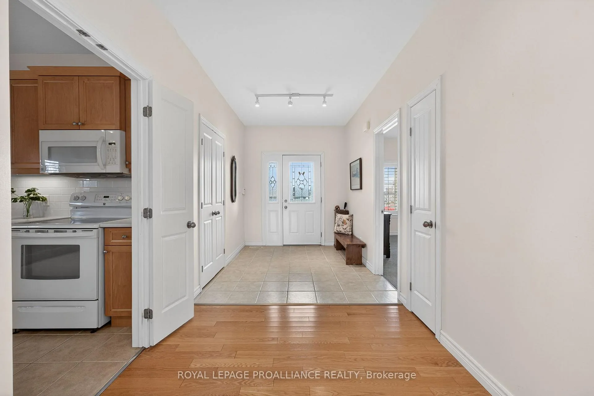 Photo 5 of 45 Maplehurst Crescent, Prince Edward County, Wellington Ward — HOMEH