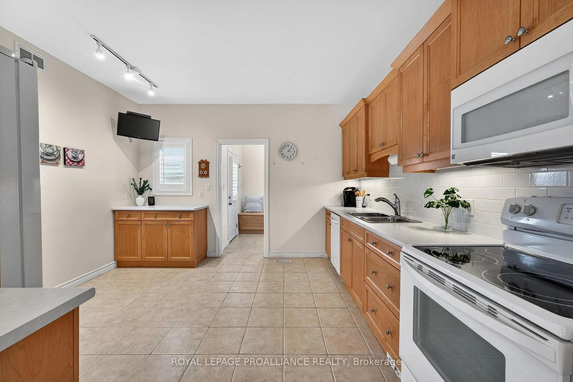 Photo 10 of 45 Maplehurst Crescent, Prince Edward County, Wellington Ward — HOMEH