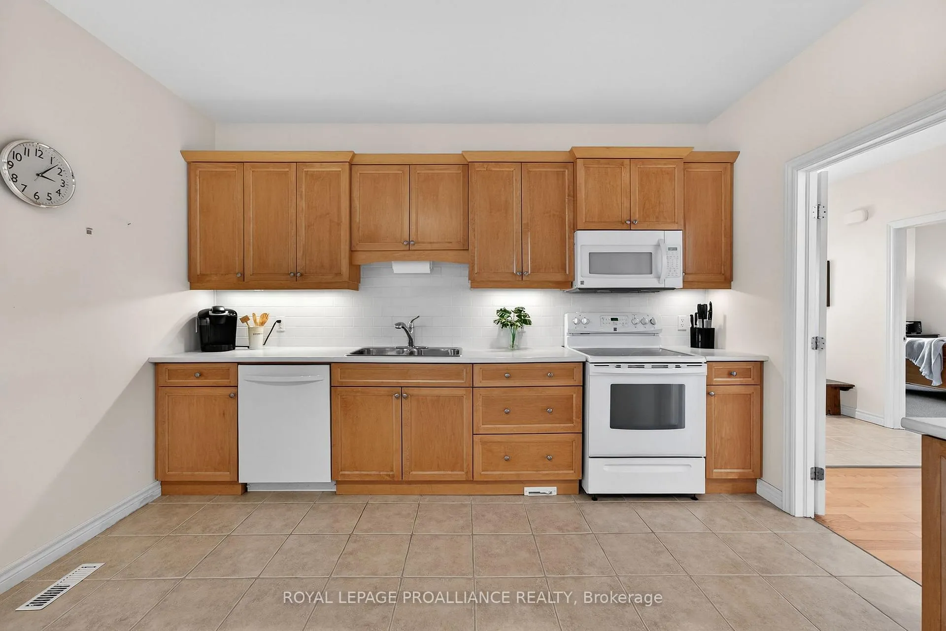 Photo 11 of 45 Maplehurst Crescent, Prince Edward County, Wellington Ward — HOMEH