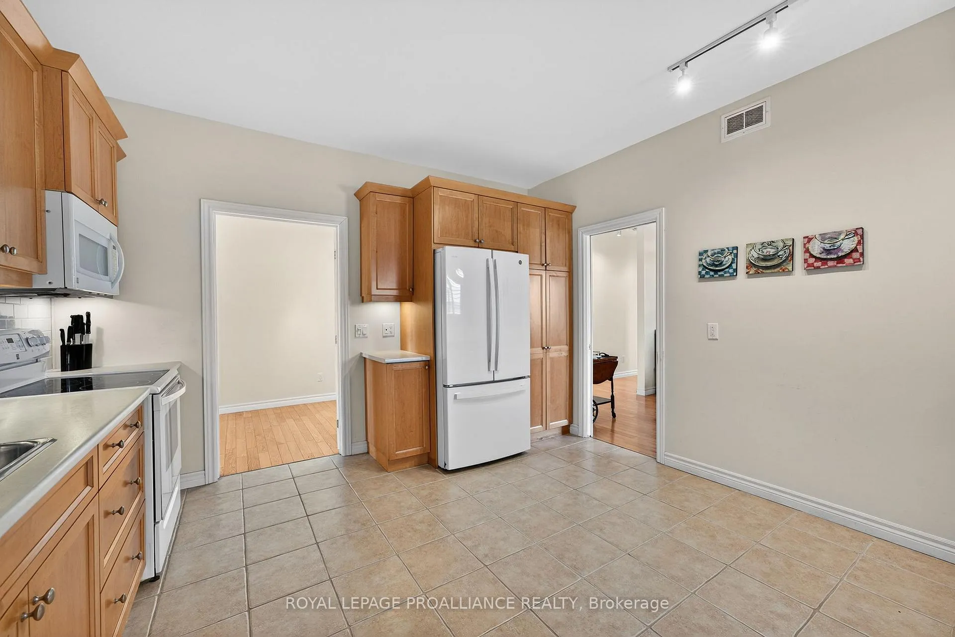 Photo 12 of 45 Maplehurst Crescent, Prince Edward County, Wellington Ward — HOMEH