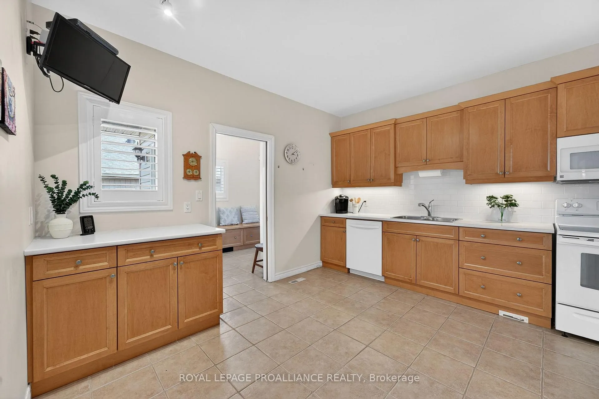 Photo 13 of 45 Maplehurst Crescent, Prince Edward County, Wellington Ward — HOMEH