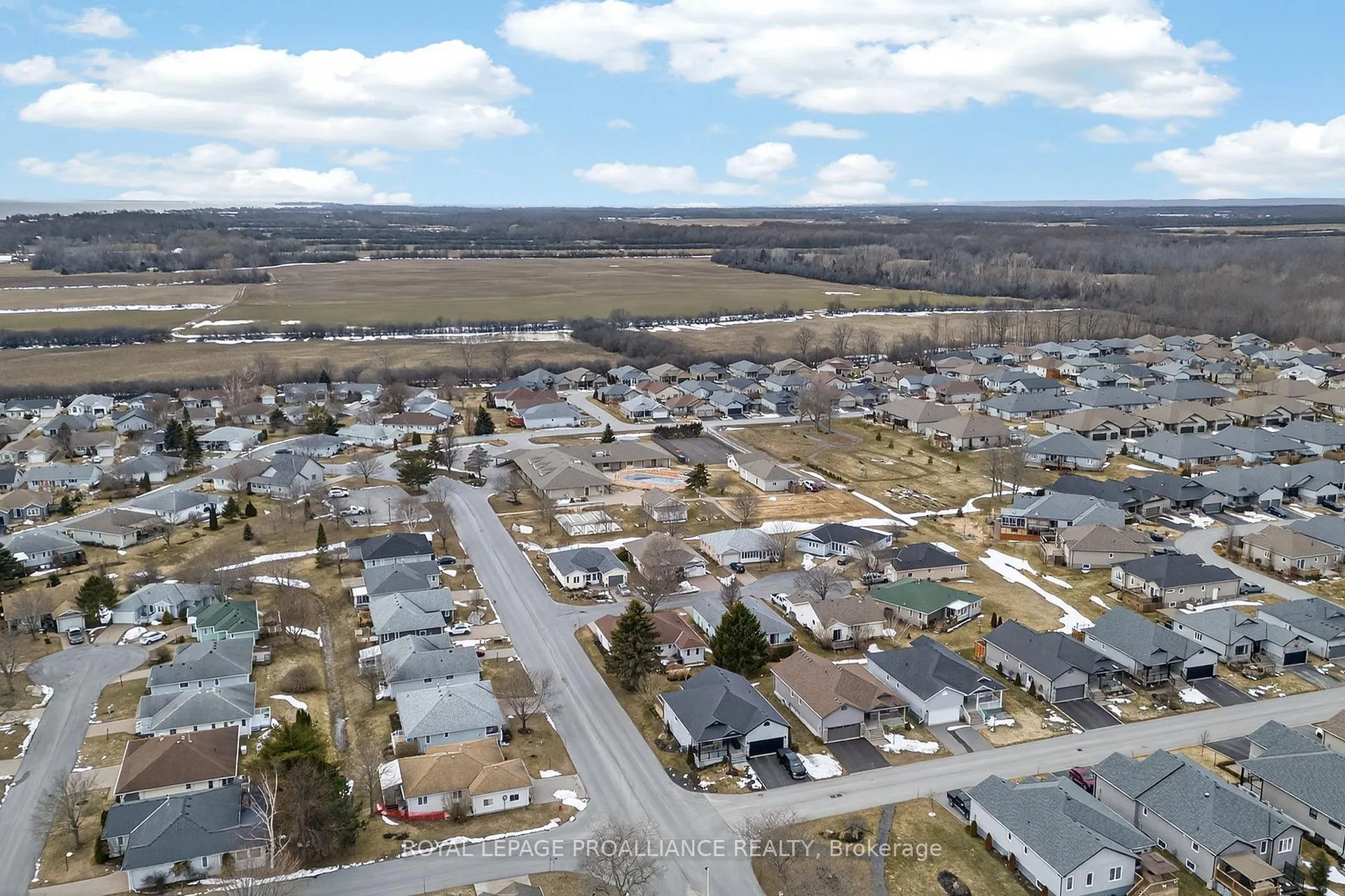 Photo 48 of 45 Maplehurst Crescent, Prince Edward County, Wellington Ward — HOMEH