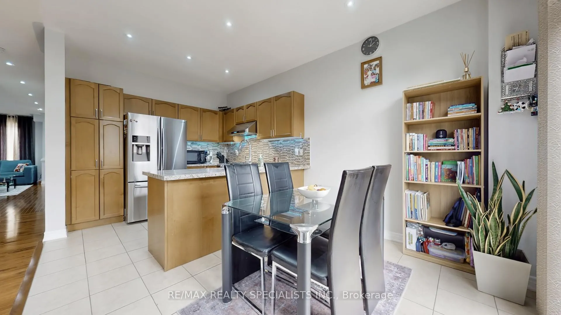 Photo 12 of 36 Totten Drive, Brampton, Sandringham-Wellington — HOMEH