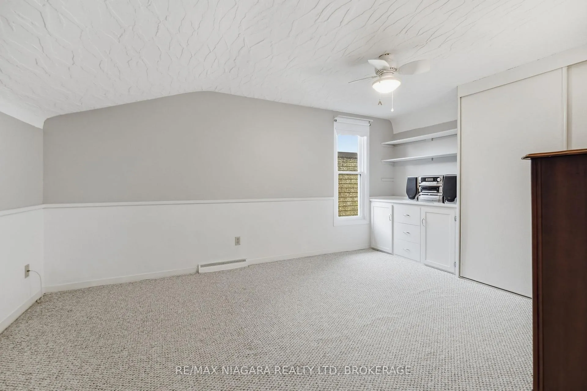 Photo 28 of 17 The Cedars, St. Catharines, Vine/Linwell — HOMEH