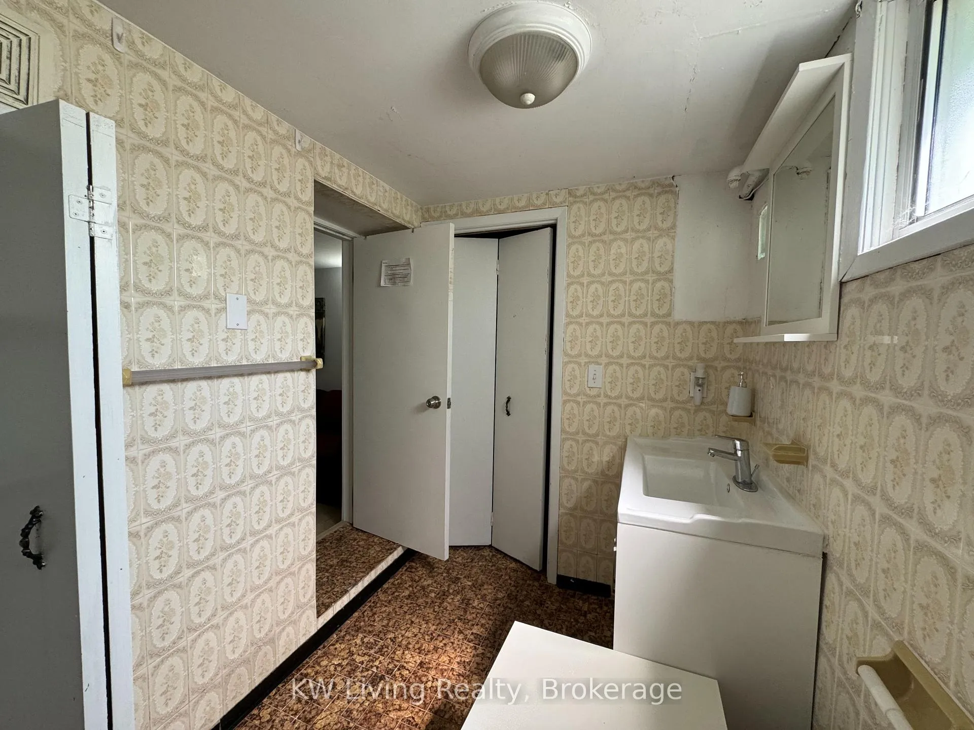 Photo 9 of Unit Basement, 62 Ulster Street, Toronto, University — HOMEH