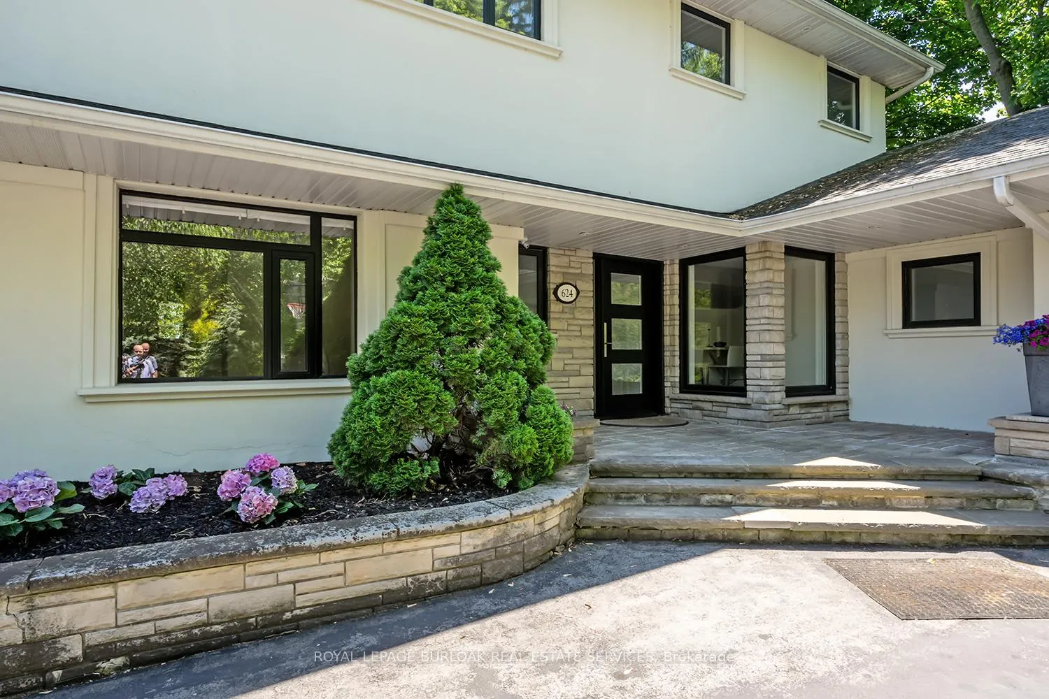 Photo 2 of 624 North Shore Boulevard E, Burlington, LaSalle — HOMEH