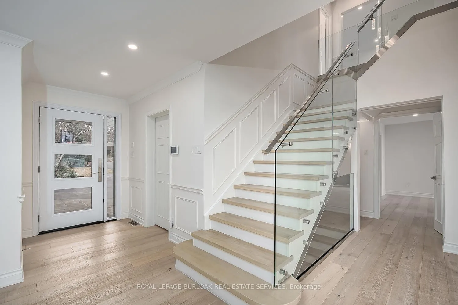 Photo 3 of 624 North Shore Boulevard E, Burlington, LaSalle — HOMEH