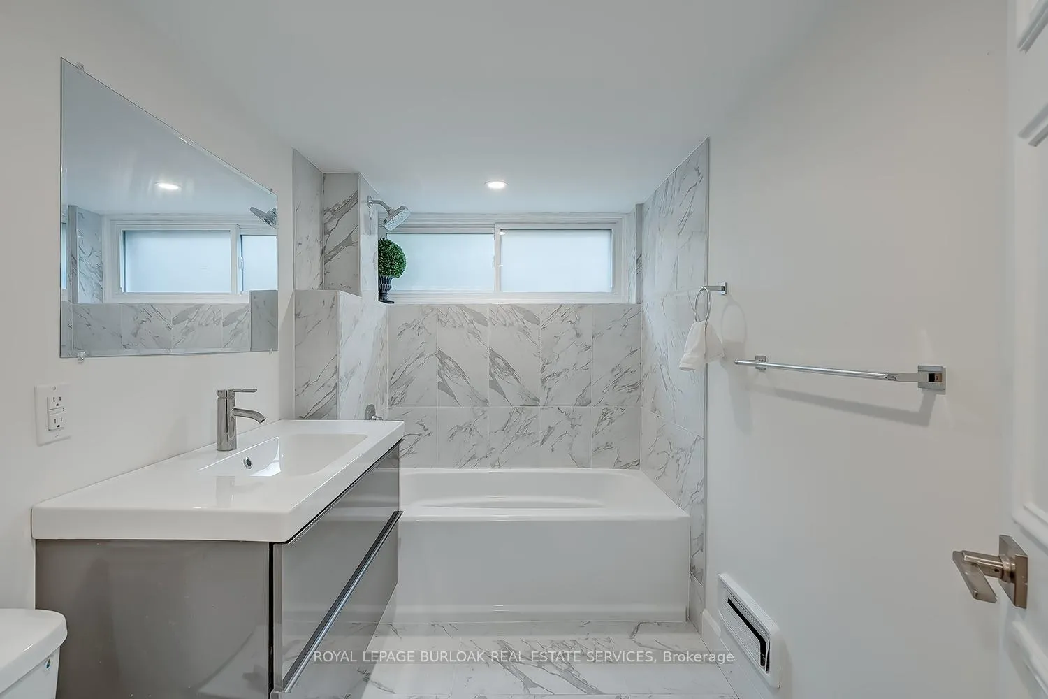 Photo 35 of 624 North Shore Boulevard E, Burlington, LaSalle — HOMEH
