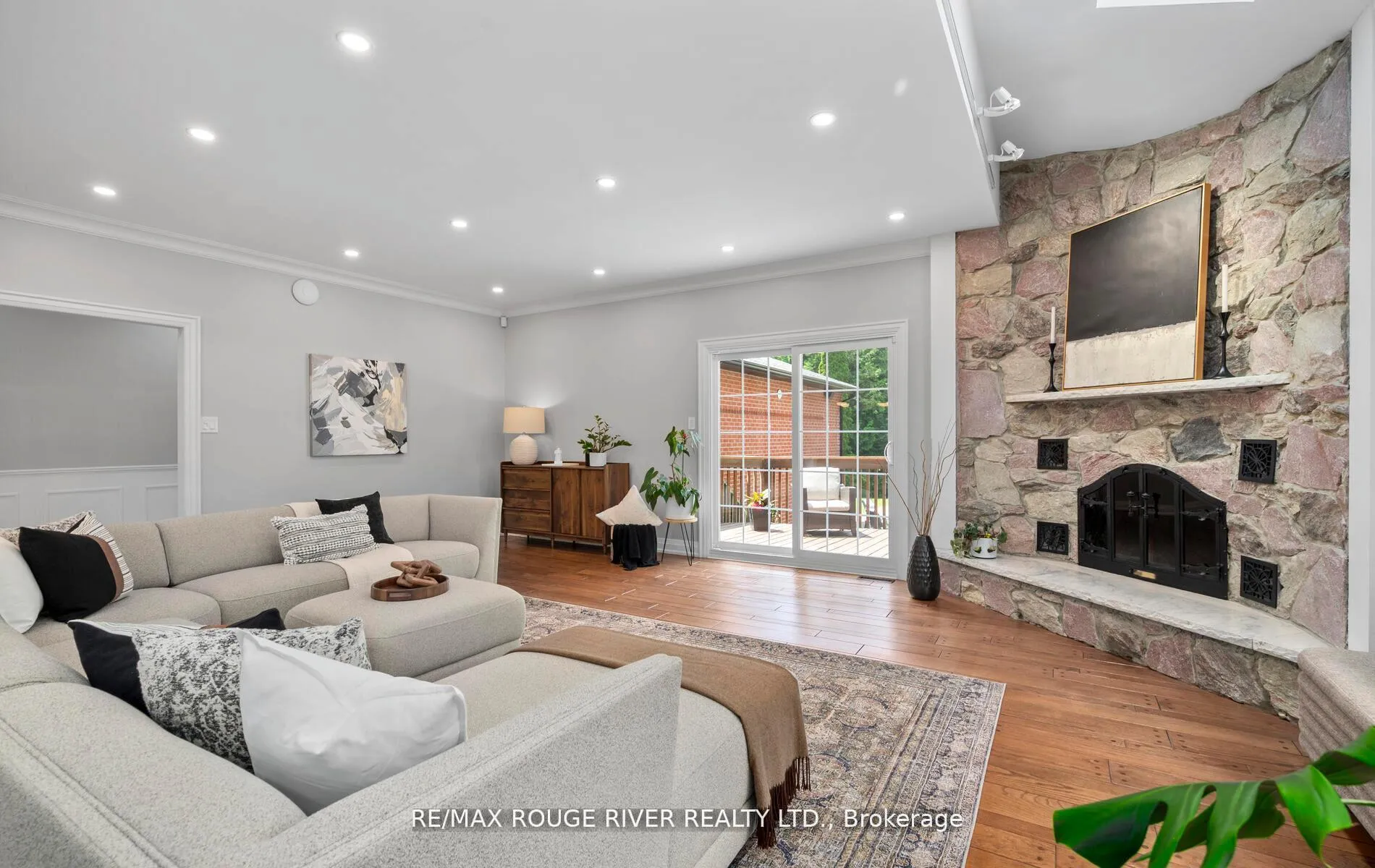 Photo 13 of 10 Kresia Lane, Clarington, Rural Clarington — HOMEH