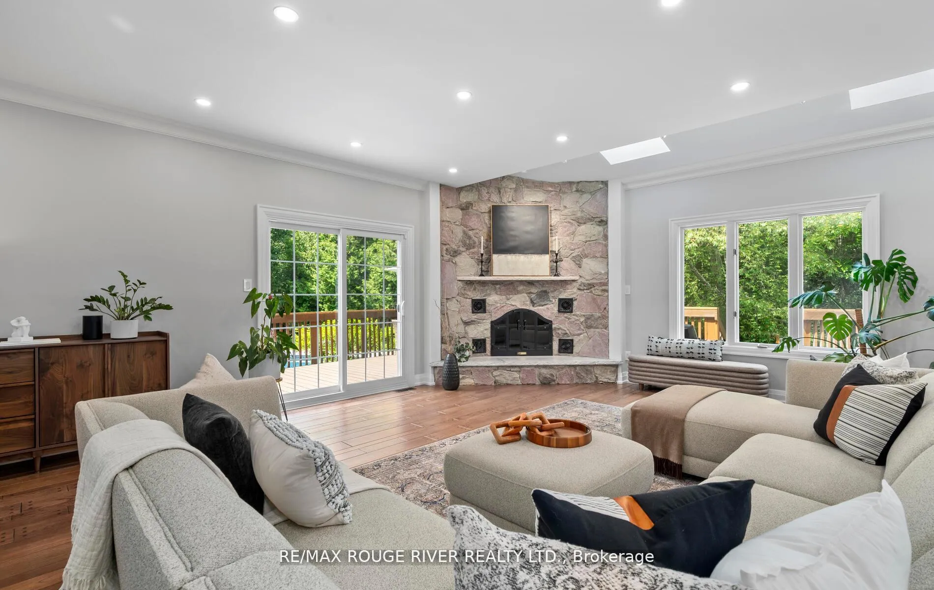 Photo 14 of 10 Kresia Lane, Clarington, Rural Clarington — HOMEH