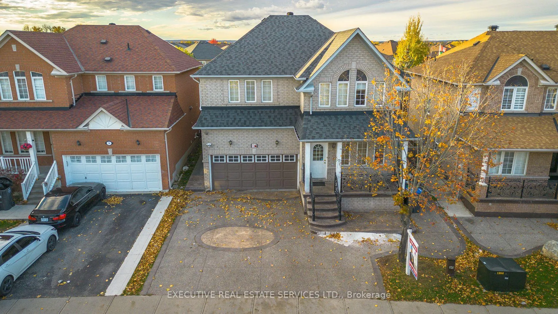 Photo 2 of 16 Sandway Drive, Brampton, Fletcher's Meadow — HOMEH