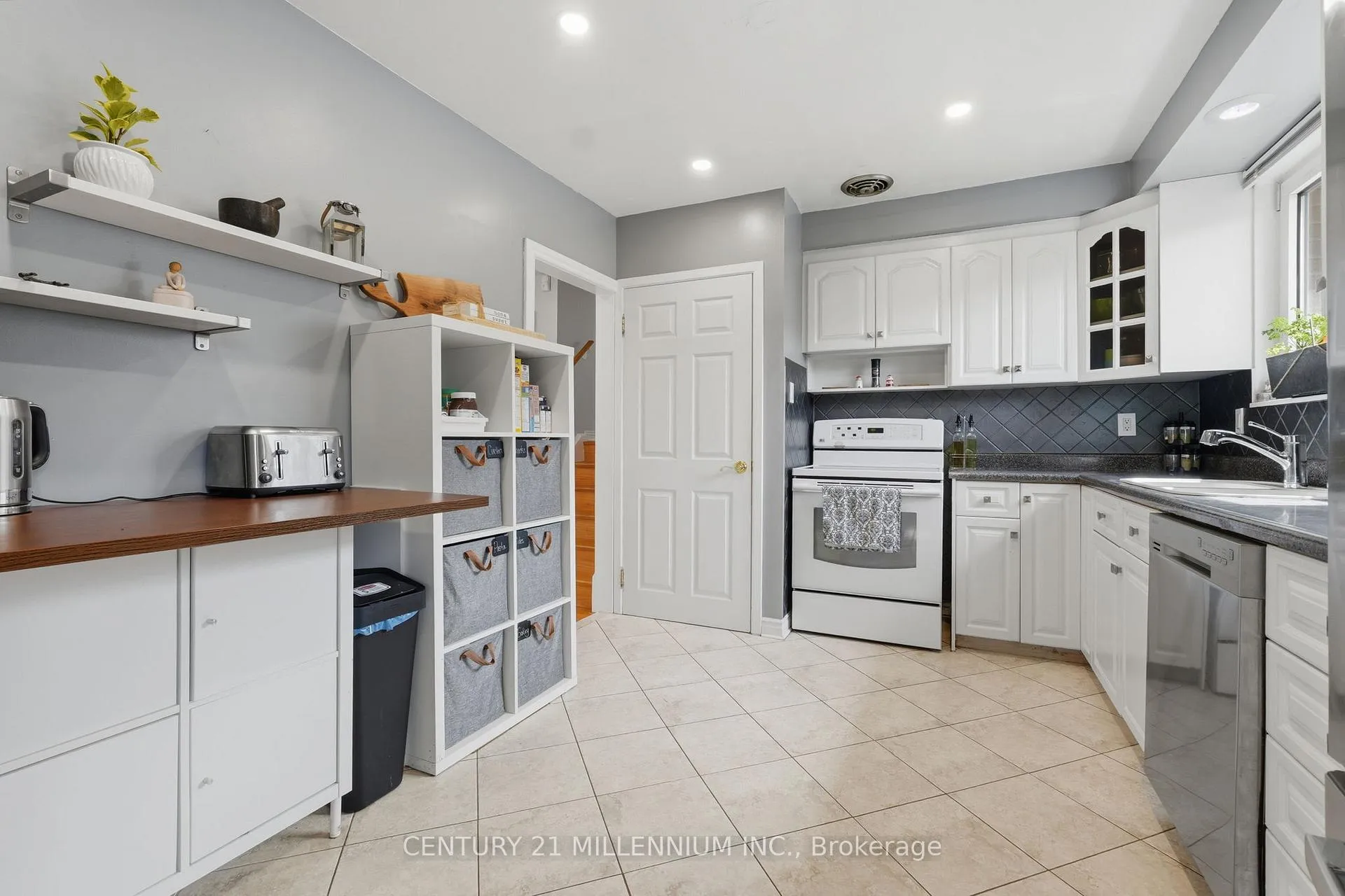 Photo 11 of 35 Doncaster Drive, Brampton, Southgate — HOMEH