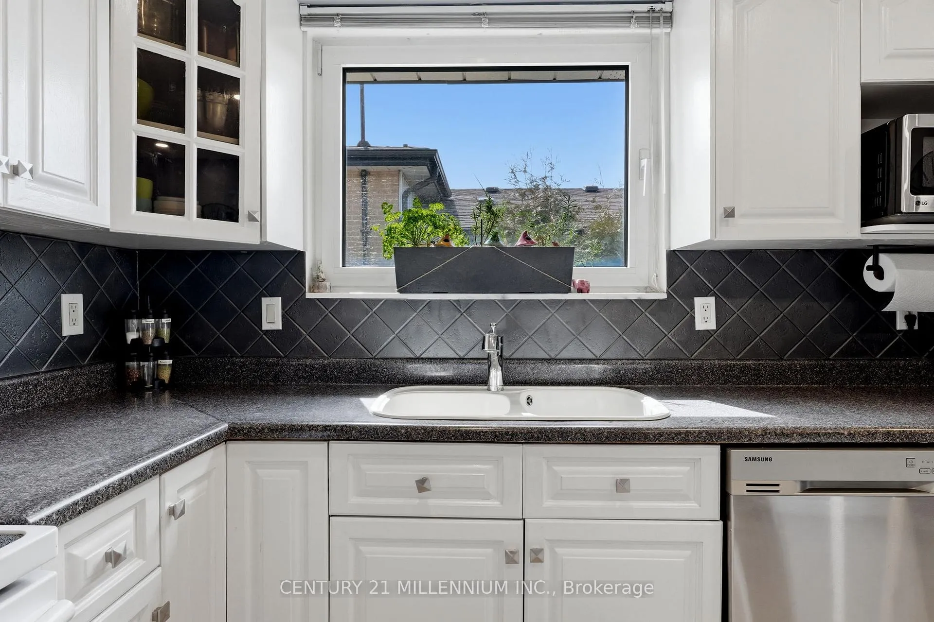 Photo 13 of 35 Doncaster Drive, Brampton, Southgate — HOMEH