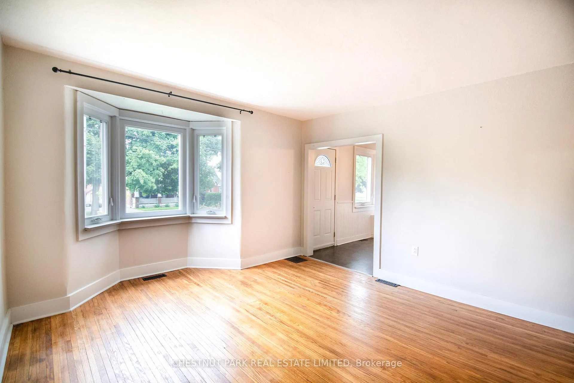 Photo 3 of 174 Gibbons Street, Oshawa, McLaughlin — HOMEH