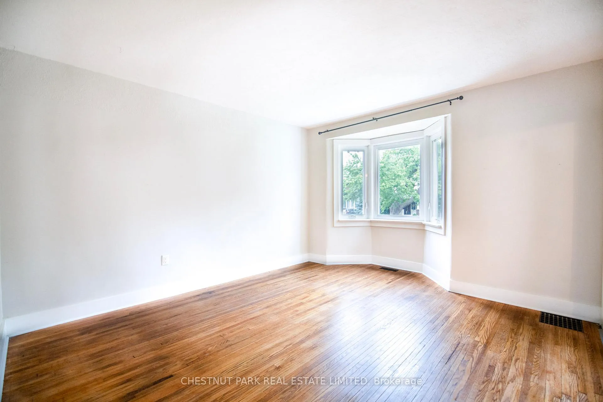 Photo 4 of 174 Gibbons Street, Oshawa, McLaughlin — HOMEH