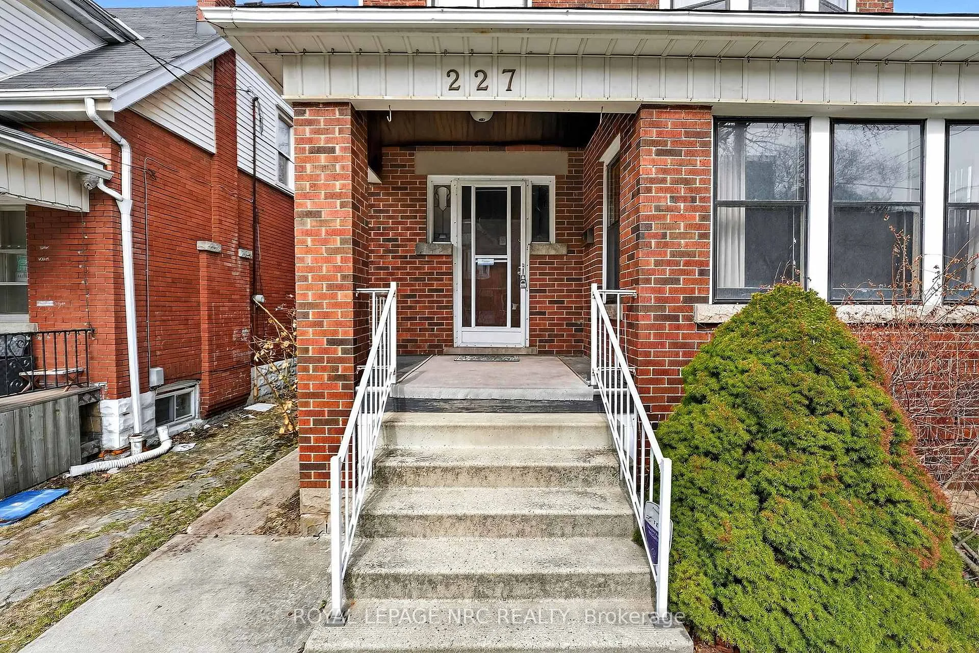 Photo 2 of 227 Cumberland Avenue, Hamilton, St. Clair — HOMEH