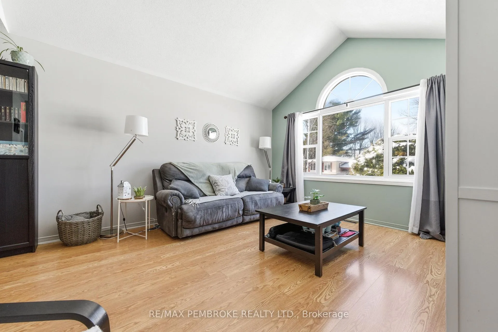 Photo 5 of 98 Spruce Street, Petawawa — HOMEH