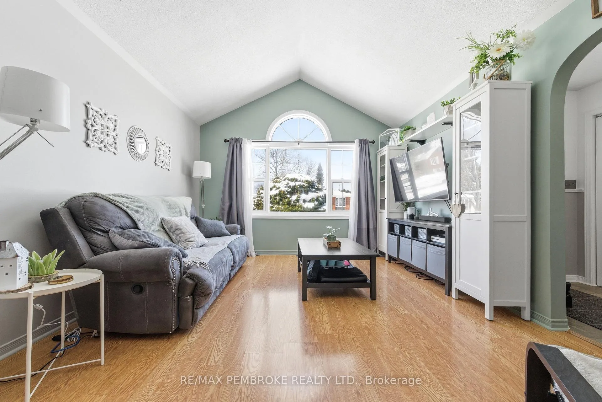 Photo 6 of 98 Spruce Street, Petawawa — HOMEH