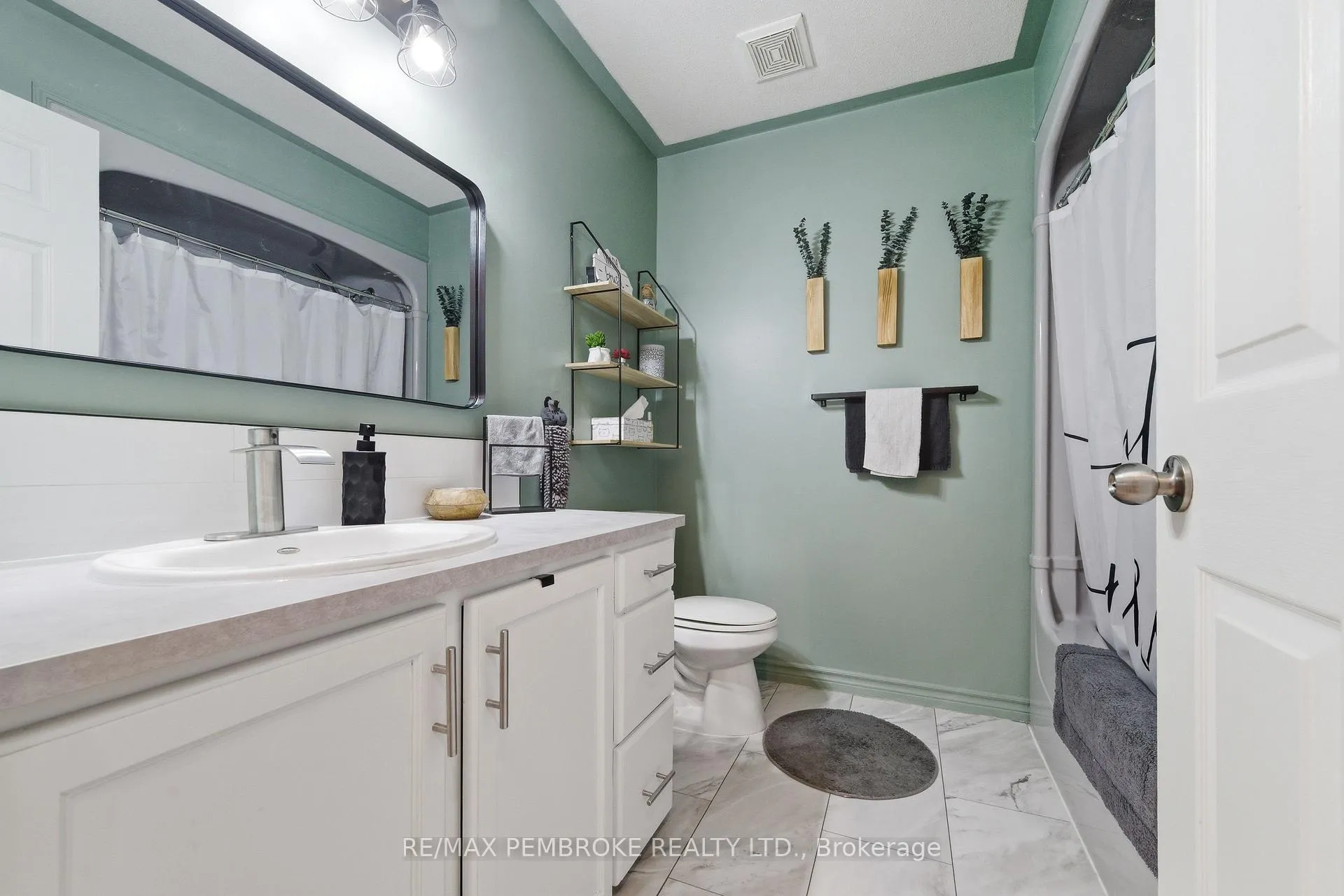 Photo 11 of 98 Spruce Street, Petawawa — HOMEH