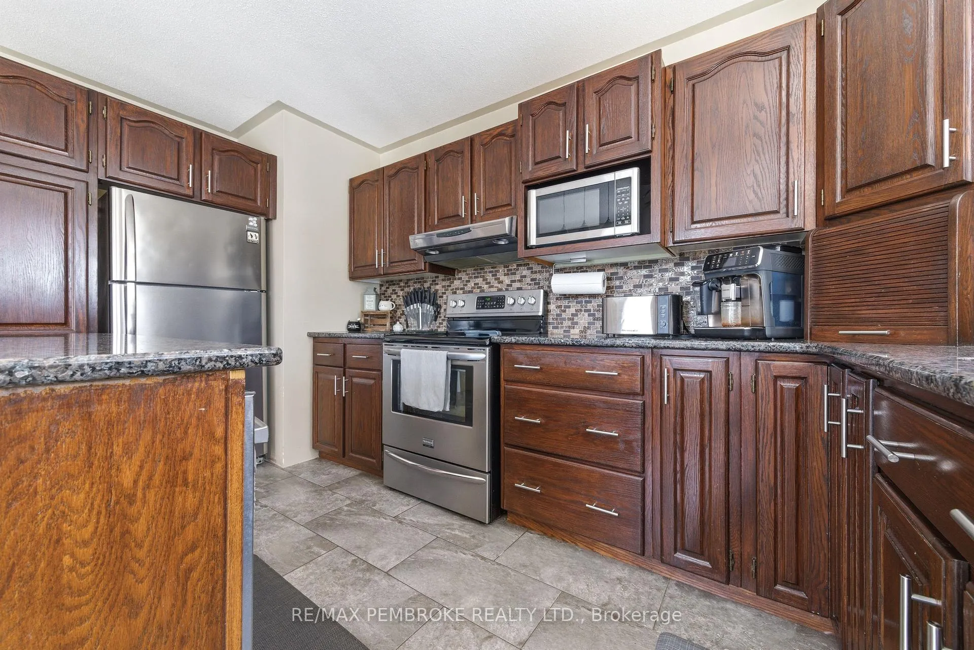 Photo 24 of 98 Spruce Street, Petawawa — HOMEH