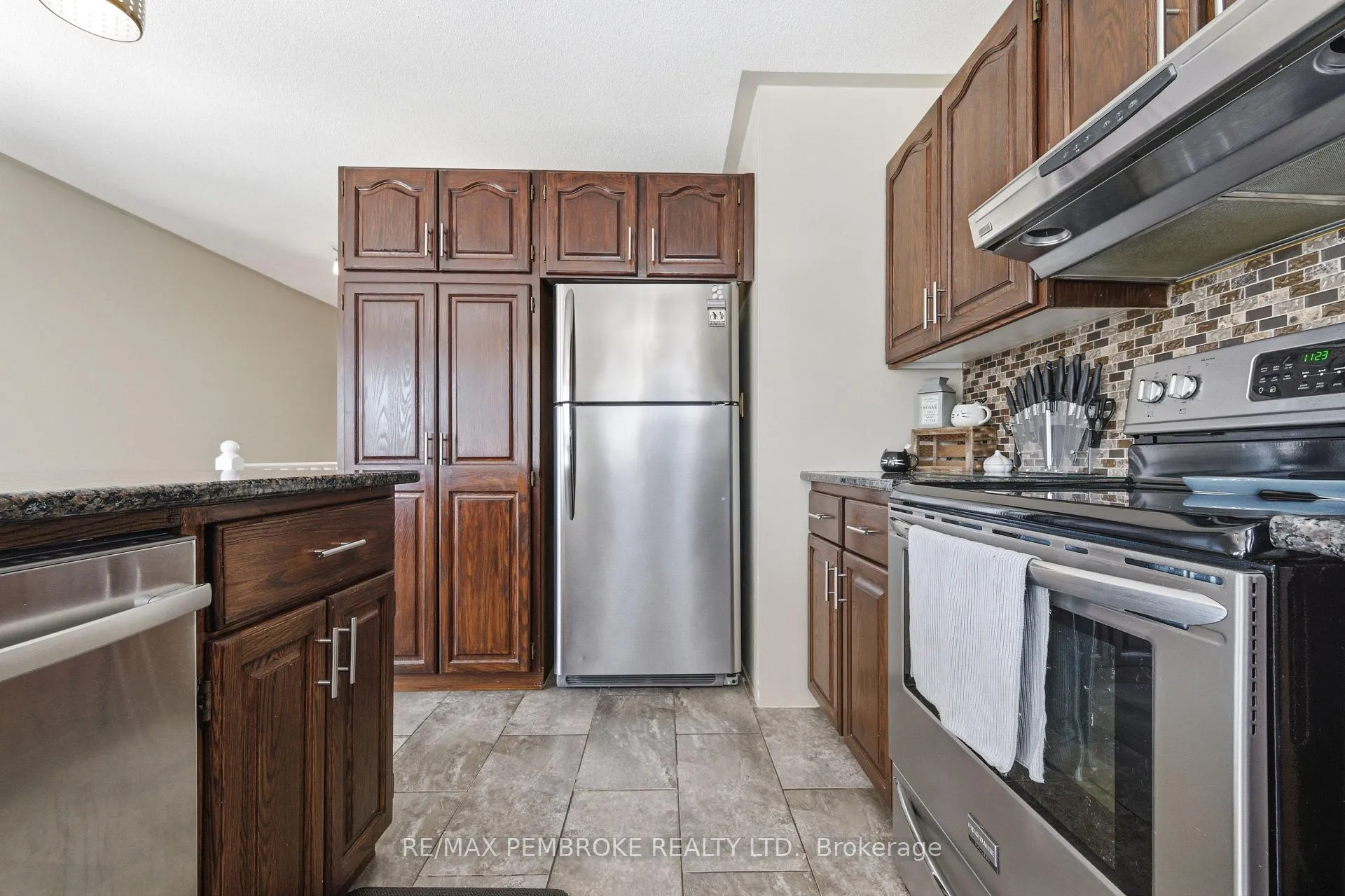 Photo 25 of 98 Spruce Street, Petawawa — HOMEH