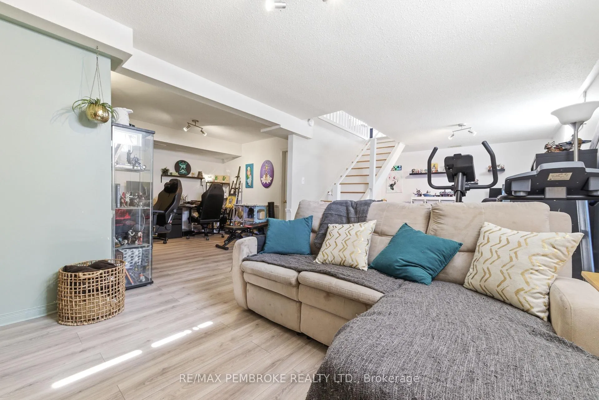 Photo 35 of 98 Spruce Street, Petawawa — HOMEH